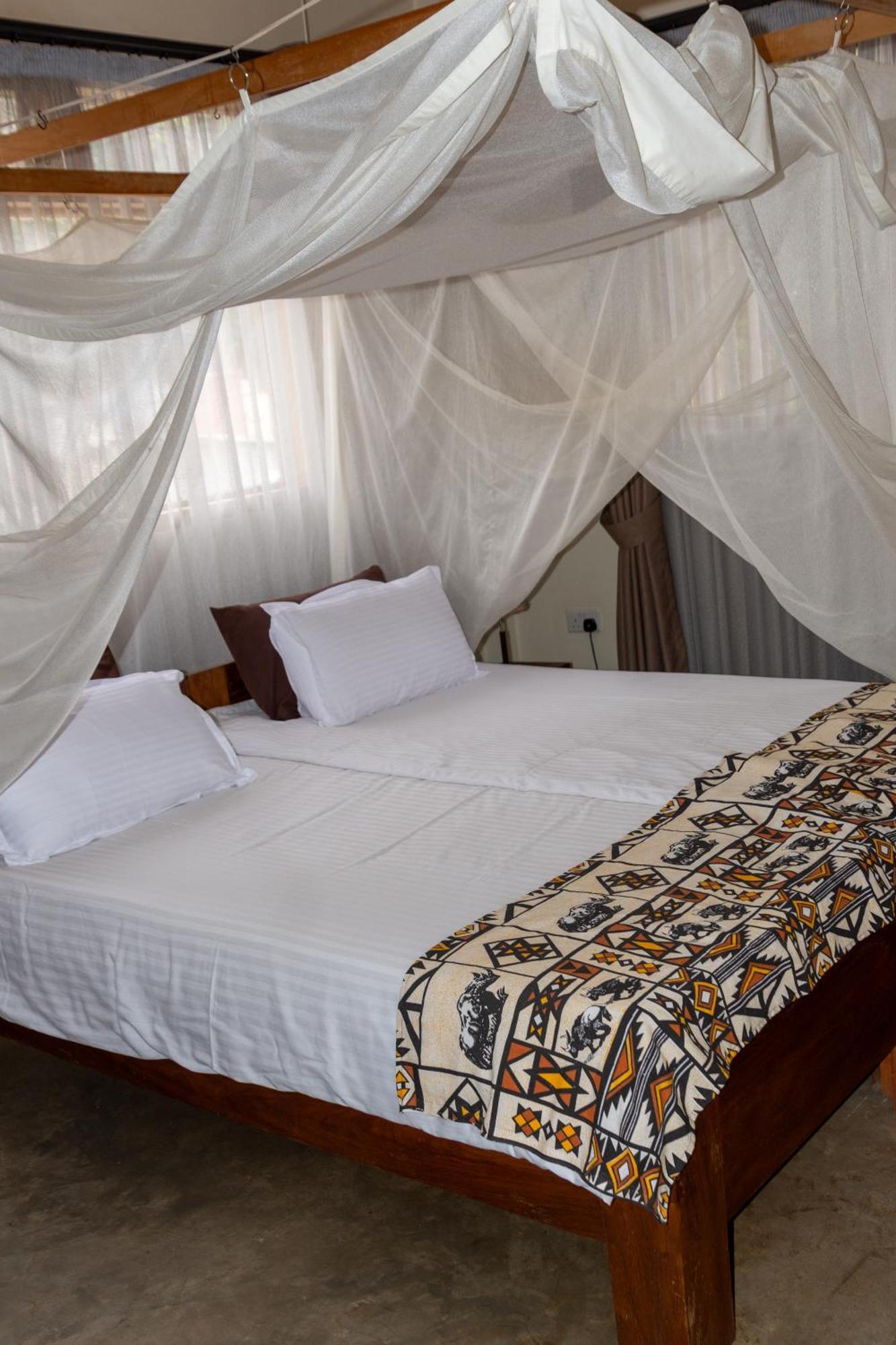 Dutchess Hotel And Restaurant Fort Portal Exteriér fotografie
